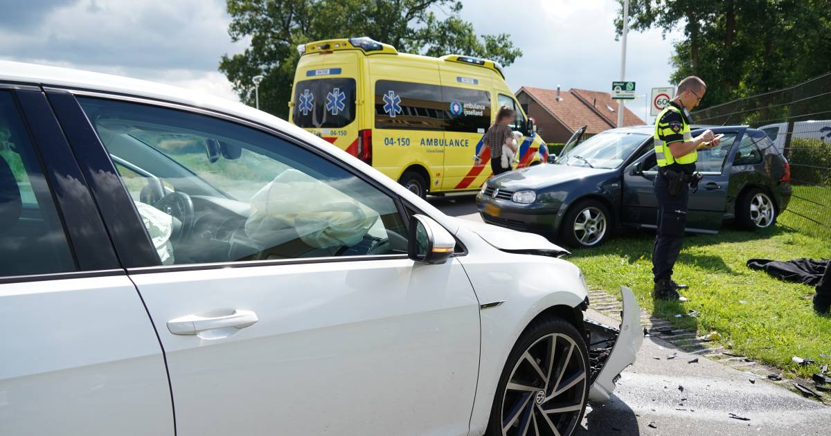 Gewonde bij ongeluk met twee autos op kruising bij Wierden.