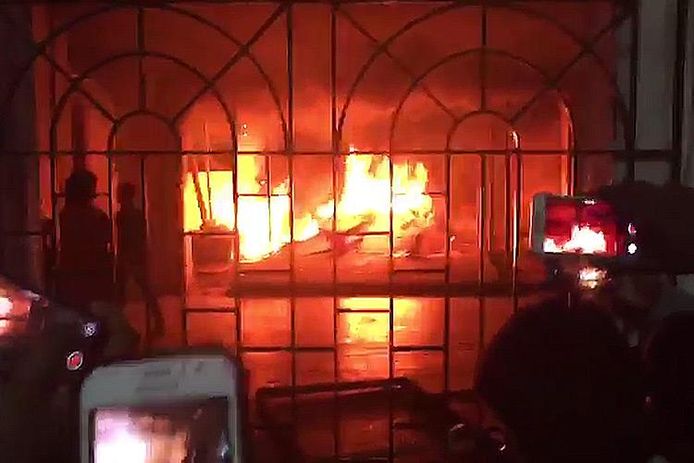 De studenten staken de meubels van de hostels in brand.