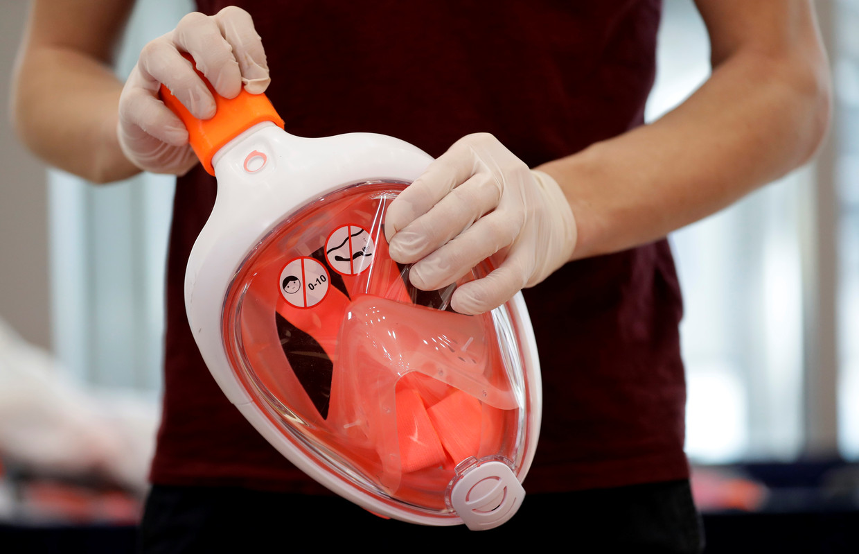In een aantal landen wordt het snorkelmasker van Decathlon door zorgpersoneel gebruikt als bescherming tegen het coronavirus. In sommige landen, zoals in Nederland bij de Universiteit Twente, proberen onderzoekers het nu ook geschikt te maken voor de ondersteuning van de ademhaling van coronapatiënten. Beeld REUTERS