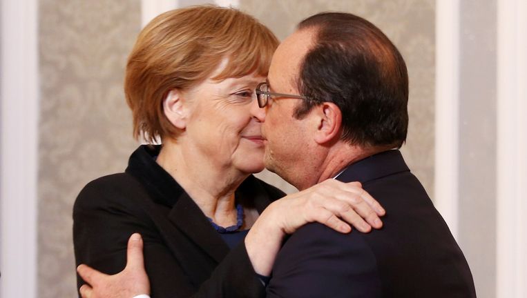 De Duitse Bondskanselier Merkel en de Franse president Hollande na afloop van de onderhandelingen in Minsk. Beeld reuters