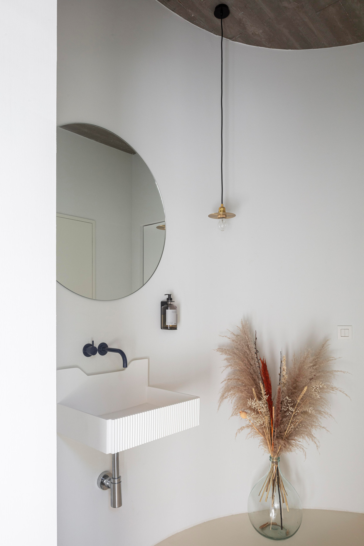 Concealed guest toilet in the circular volume in the living room.  Tim van de Velde's photo