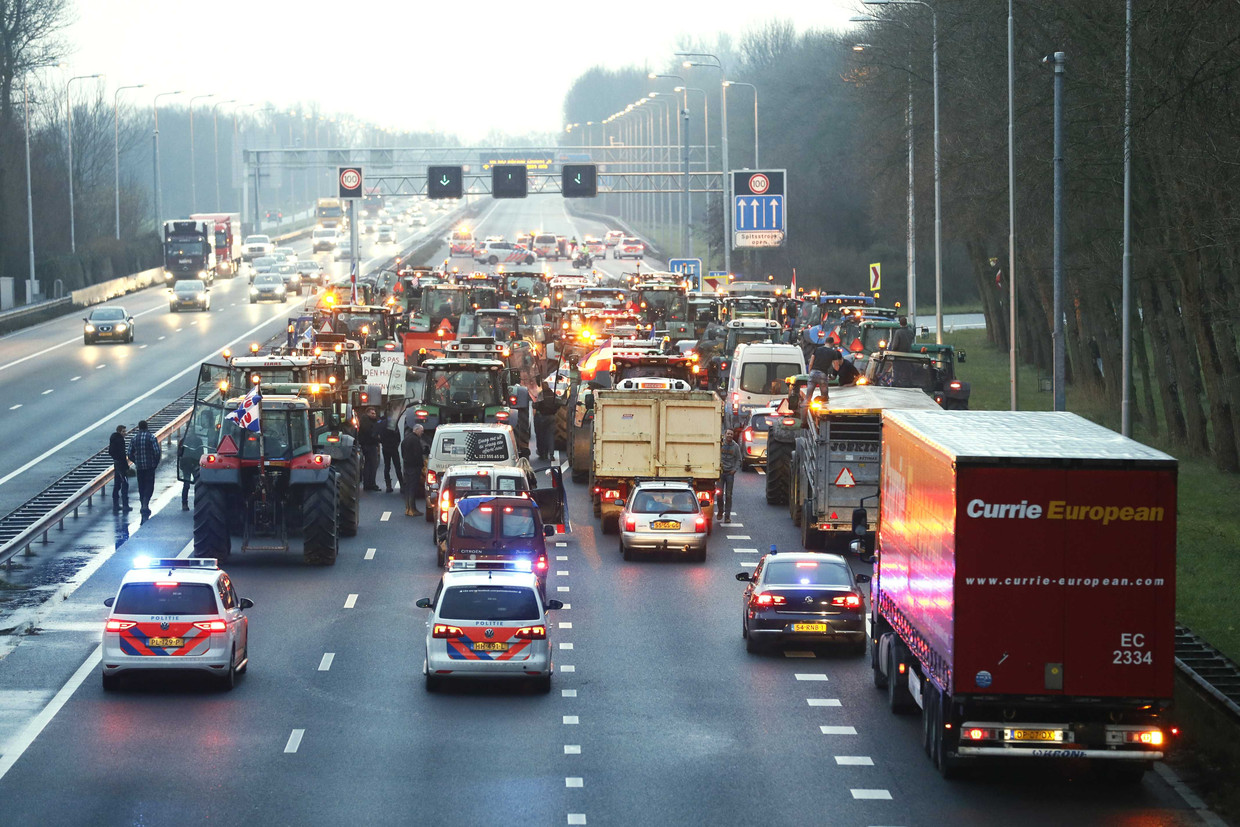 Boze boeren staan stil op de A9 bij de afslag Uitgeest. De politie heeft snelweg afgesloten.  Beeld ANP
