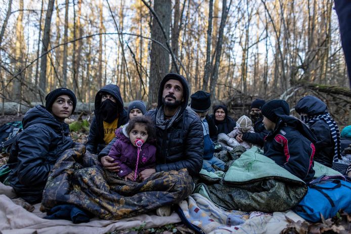 Een Koerdische familie verblijft in een bos op de grens van Polen en Wit-Rusland. Archiefbeeld van november vorig jaar.