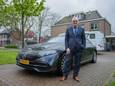 Gedeputeerde Wilfried Neelen met zijn dienstauto, een elektrische Mercedes-Benz EQS 450+. Waarom geen tweedehandsje, vraagt Ruud Jobse zich af.