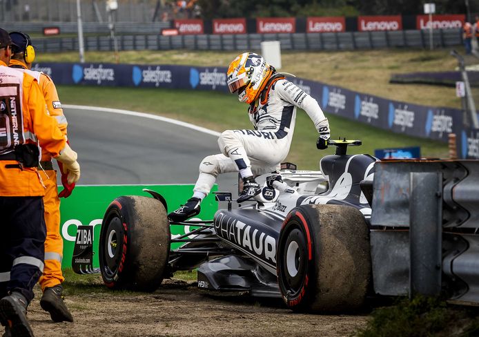 Yuki Tsunoda (AlphaTauri) valt uit tijdens de F1 Grand Prix van Nederland op het Circuit van Zandvoort.