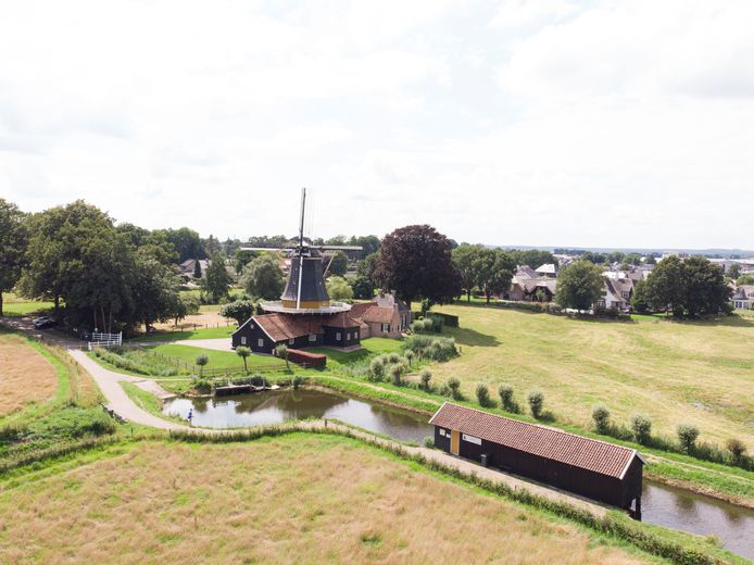 In 2020 kreeg de Rijssenaar Gerrit ter Horst de Erfgoedpluim voor zijn inzet voor het behoud van gemeentelijke monumenten zoals de Pelmolen Ter Horst (foto) en de Engelse Tribune.