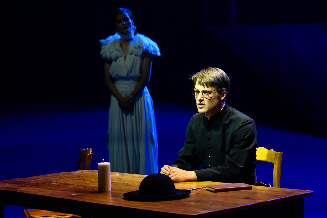 Kapelaan Erik Odekerke (Joes Brauers) en zijn Engelbewaarder (Angela Schijf) in de musical ‘Dagboek van een Herdershond’.  Beeld Roy Beusker