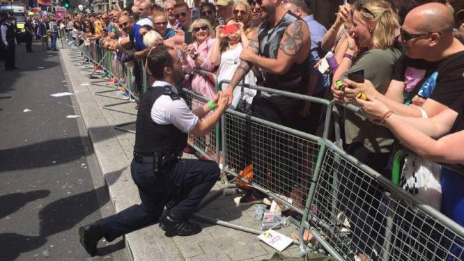 Politieagent die vriend vorig jaar tijdens Pride ten huwelijk vroeg, wenst nu dat hij dat niet had gedaan