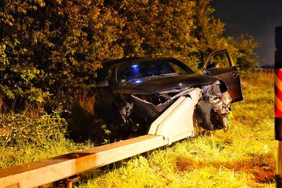 Bestuurder botst met auto tegen vangrail op A58, chauffeur blijkt onder invloed van drank