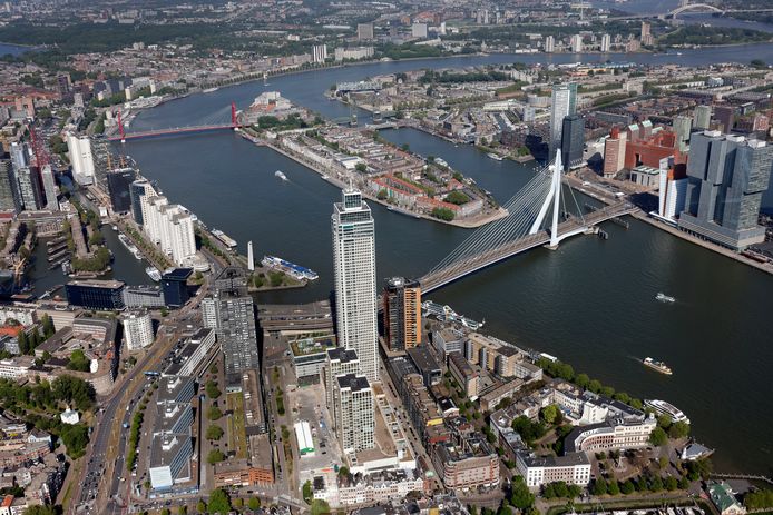 Naast de Erasmusbrug, Willemsbrug en Van Brienenoordbrug krijgt Rotterdam er mogelijk nog een stadsbrug bij. Maar het kan ook een tunnel worden.