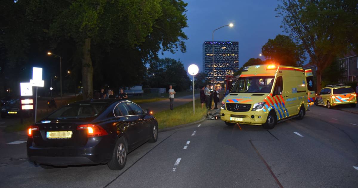 Fietsster met botbreuken naar ziekenhuis na aanrijding op Nijmeegse Muntweg.