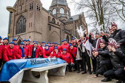 Bont gezelschap van blauwe en rode hoedjes vieren feest, maar zetten gemeenschap van Hoogeloon vooro