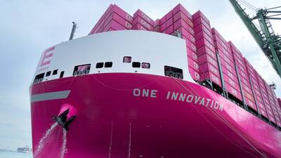 Knalroze containerschip meert aan in Rotterdam