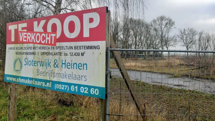 'Verkocht' is geplakt op het bord voor het terrein in Bant waar het restaurant Bandito is afgebrand.