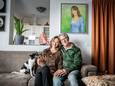 Wanda en Jacques Beemsterboer thuis op de bank in Doesburg, met rechtsachter en portret van dochter Nadine.