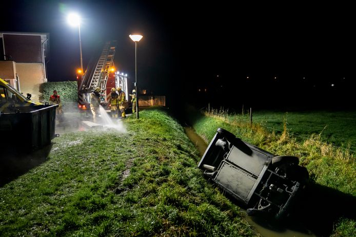 Brommobiel te water.