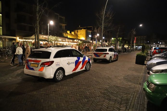 De politie doet aanvullend onderzoek in het café.