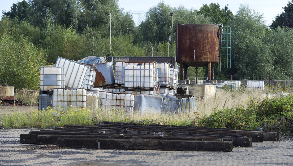 Opgeslagen vaten op het terrein van Edelchemie. Beeld anp