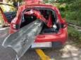 Vangrail doorboort auto volledig: bestuurder (64) ontsnapt aan de dood