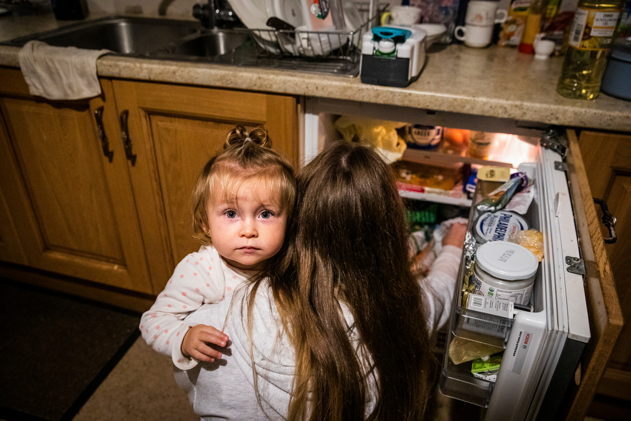 Maryna uit Oekraïne (22) samen met haar dochter Stefaniia (1) in de gemeenschappelijke keuken. Beeld Aurélie Geurts