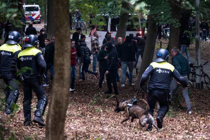 Beeld van de rellen na de derby tussen NEC en Vitesse afgelopen zondag. Het Openbaar Ministerie past snelrecht toe op zeven verdachten die vastzitten op verdenking van openlijke geweldpleging.