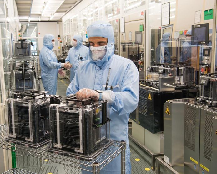 Werknemers van NXP aan het werk in de fabriek in Nijmegen.
