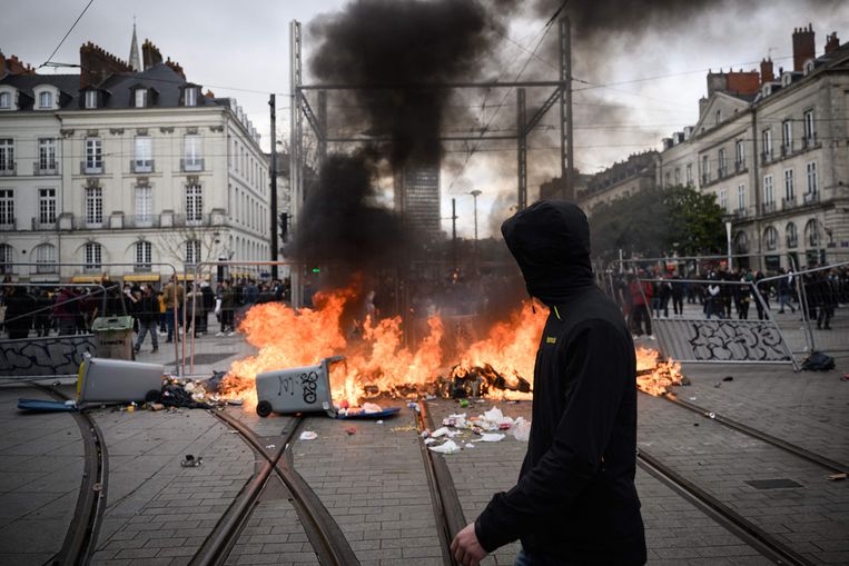 Demonstranten staken zaterdagavond vuilbakken in brand in Nantes. Beeld AFP