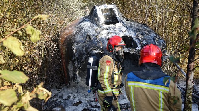 Reddingsboot in brand in de bossen bij Neerkant.