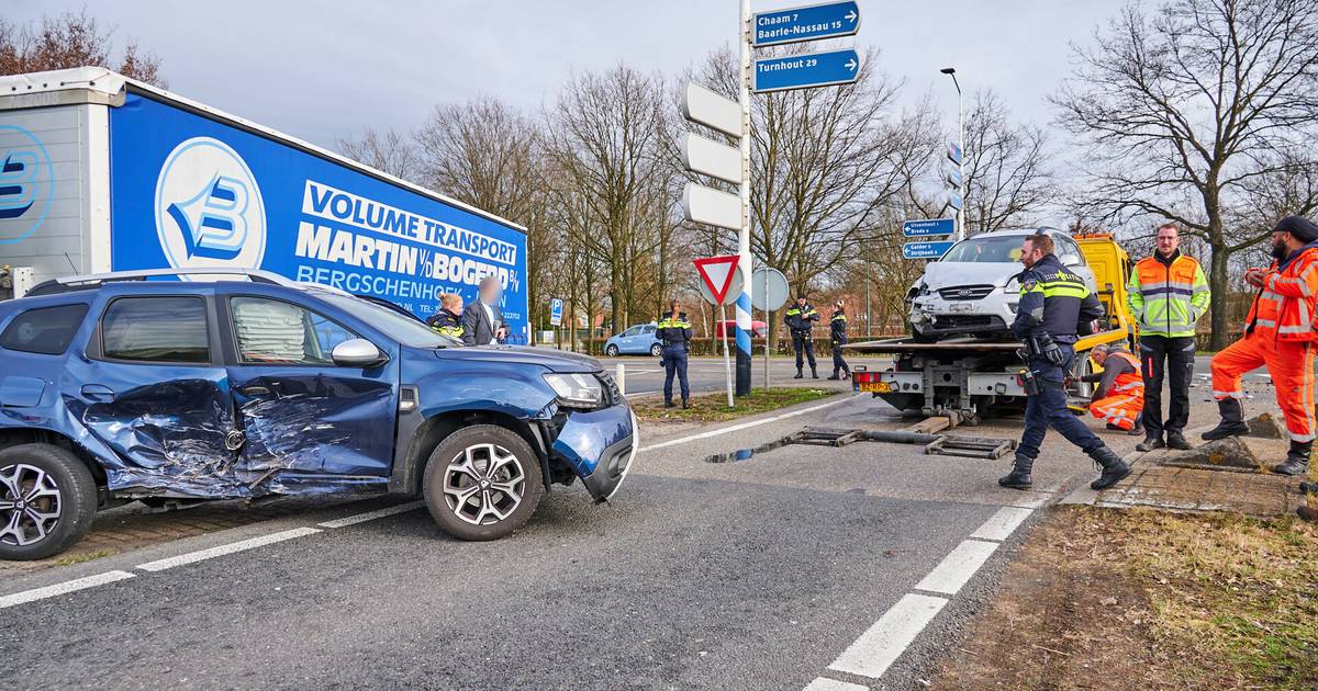 Flinke schade na botsing tussen twee auto’s in Ulvenhout.