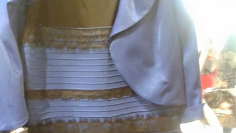 Ongeveer tweederde van de mensen zegt in eerste instantie dat de jurk de kleuren wit en goud heeft, het andere deel zal zweren dat de jurk zwart -en blauwgekleurd is. Beeld Tumblr