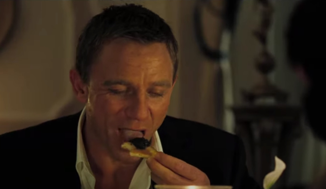 James Bond eet kaviaar, waarschijnlijk met ongewassen handen. Beeld filmstill