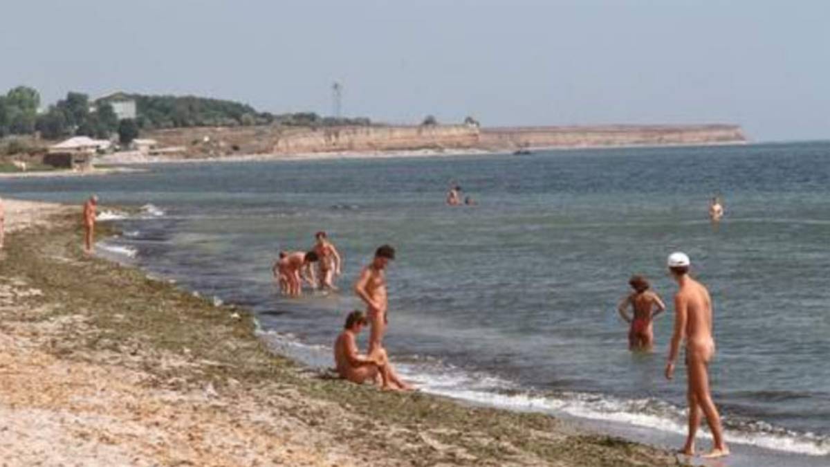 Voyeur filmt meisjes op naakstrand | Bizar | hln.be