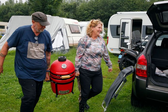 En dan is het inpakken geblazen op camping De Mosterdpot in Woudrichem en breng je je barbecue naar je auto.