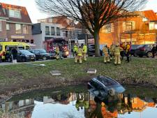 Auto rolt van parkeerplaats in Lochem: brandweer haalt man uit het water