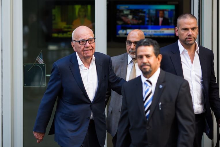 Grote baas Rupert Murdoch (85) verlaat het hoofdkantoor van zijn News Corporation. De Australische miljardair neemt tijdelijk over. Beeld AFP
