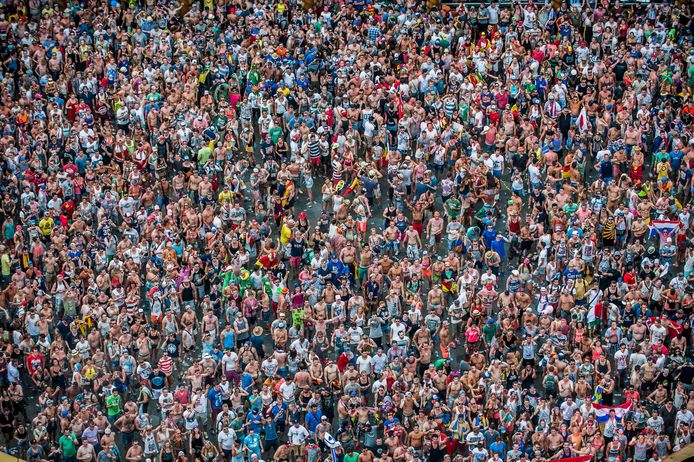 Rassembler des festivaliers par milliers à l'été 2021 paraît irréaliste aujourd’hui, selon Marc Van Ranst (image d'archives, Tomorrowland, 2014)