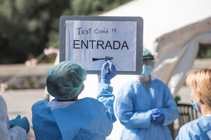 Spanje zegt van plan te zijn de coronavirustests uit te breiden naar mensen zonder symptomen.