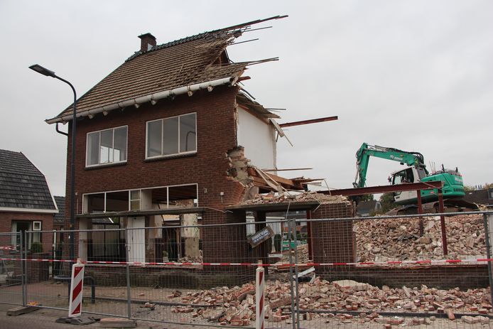 In het centrum van Neede worden oude panden gesloopt om plaats te maken voor nieuwbouw.