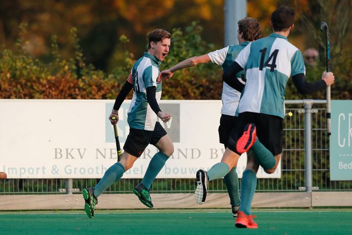 Bob van Rongen (links) Alphen viert zijn goal.