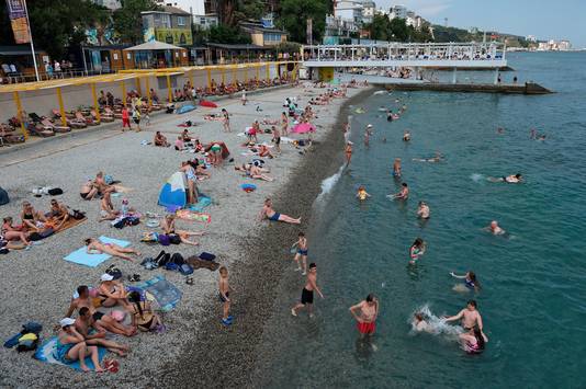 Vakantiegangers in kustplaats Jalta op de Krim. (05/06/22)