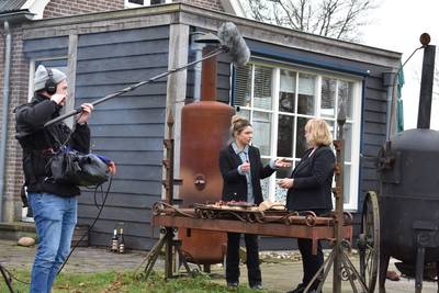 Trea van Rokerij Marle bij tv-programma BinnensteBuiten: niet met paling, maar met gerookte rivierkr