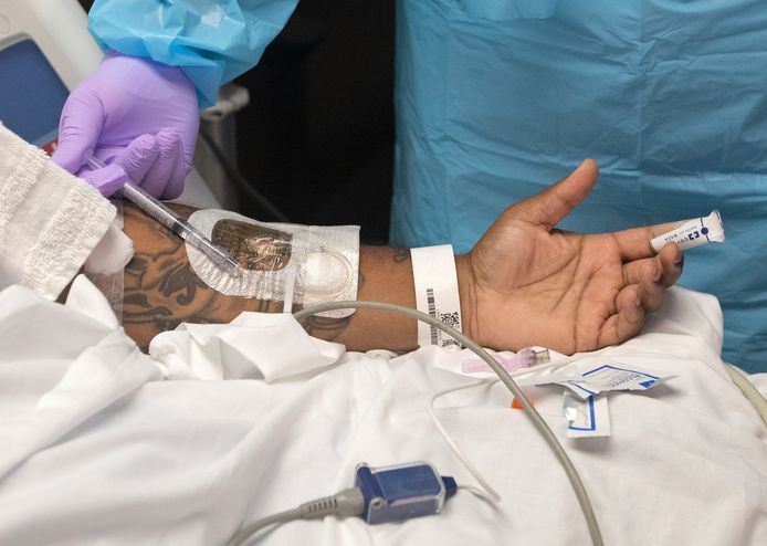 Een covid-patiënt wordt behandeld in een Amerikaans ziekenhuis.