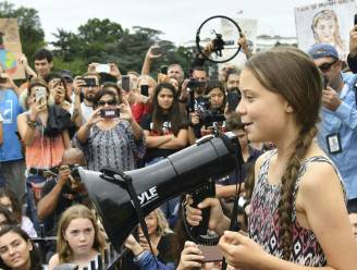 Greta Thunberg voert actie voor het Witte Huis met enkele honderden supporters