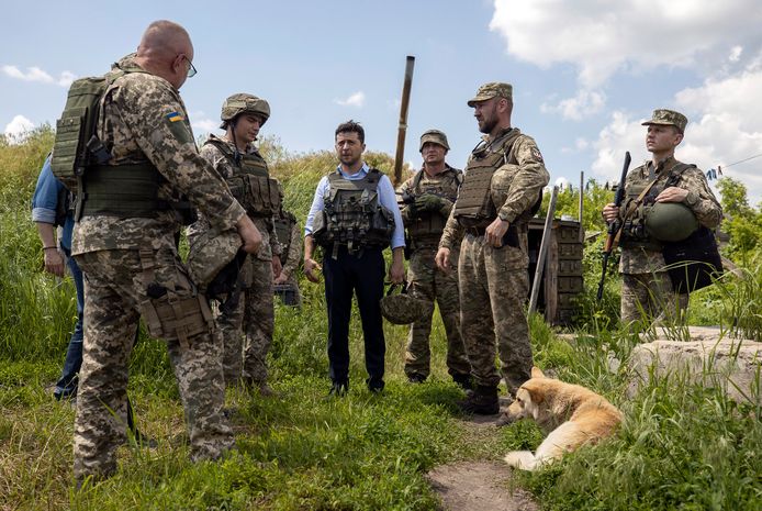 De toen pas aangetreden Volodimir Zelenski bracht eind mei een bezoek aan de Oekraïense troepen nabij Loehansk.