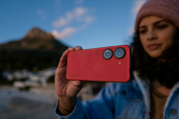 De ASUS ZenFone 9 in het rood is pas beschikbaar vanaf eind augustus.