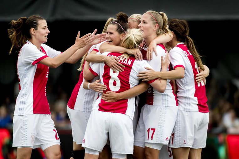 Merel van Dongen (midden) viert met haar medespeelsters de 3-1 overwinning op PSV. Beeld ANP