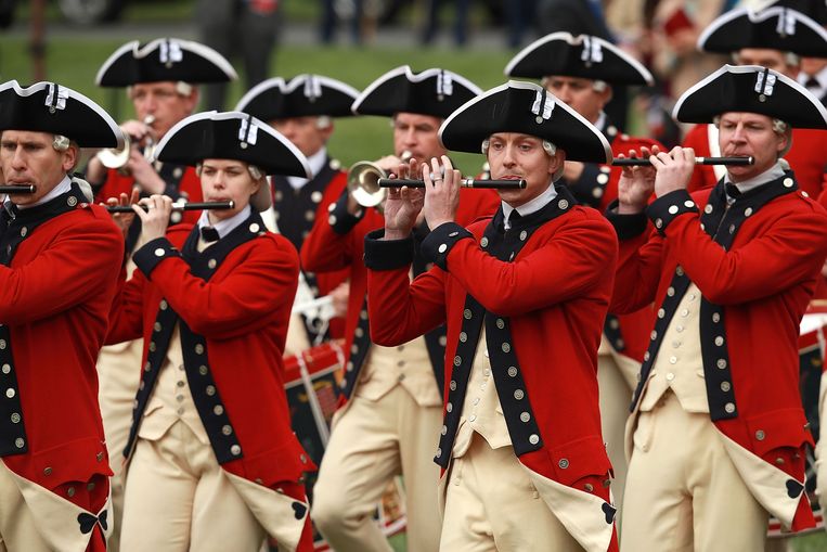De Old Guard Fife and Drum Corps van het Amerikaanse leger speelt een deuntje ter ere van het bezoek van de Franse president Emmanuel Macron in april 2018. Beeld Getty Images