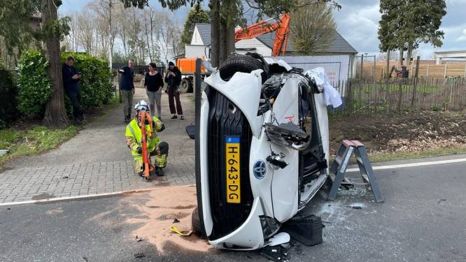 Auto tegen boom op Tilburgseweg: bestuurster uit Turnhout gewond