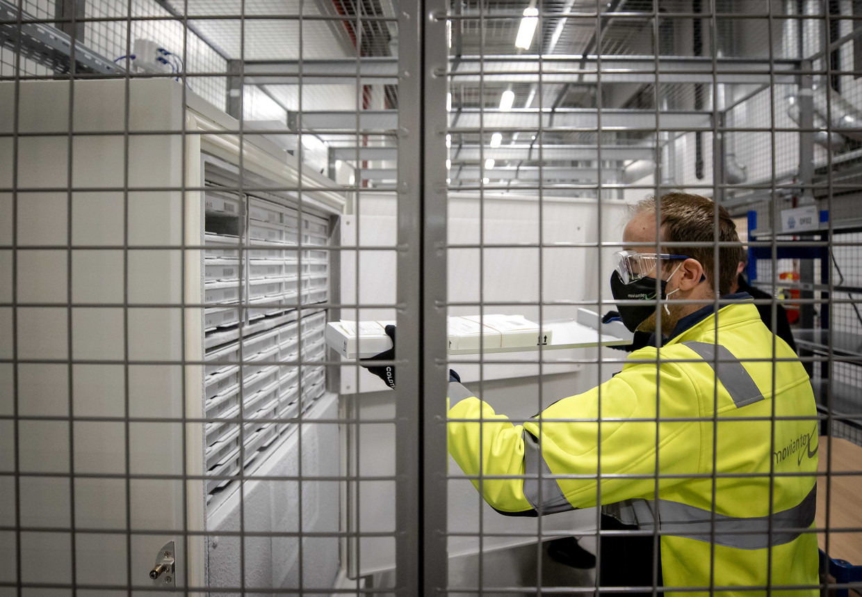 De eerste coronavaccins, van Pfizer en BioNTech, worden opgeslagen in supervriezers. Het Moderna-vaccin kan in gewone vriezers en koelkasten bewaard worden. Beeld ANP