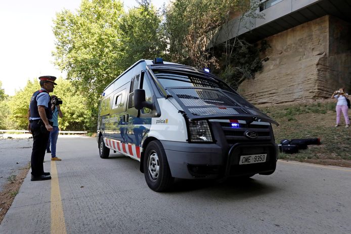 Een politiebusje met vier verdachten van een vermeende groepsverkrachting arriveert bij het gerechtshof voordat ze getuigen voor de onderzoeksrechter in Manresa, Barcelona.